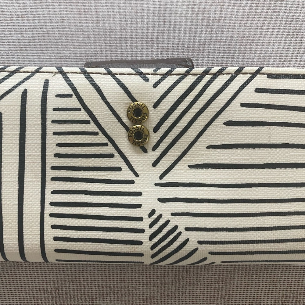 Fossil geometric clutch wallet. - Picture 3 of 13